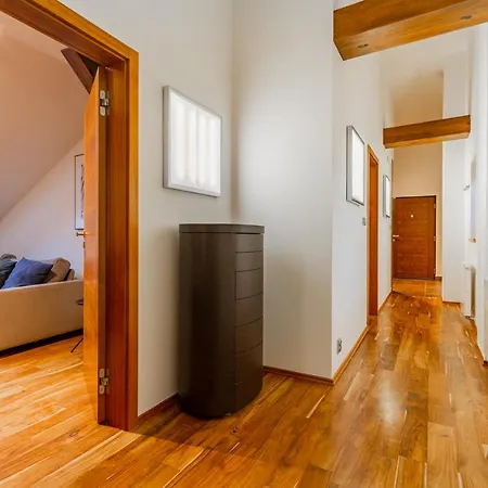 Days - Spacious 117m2 Attic Retreat W Ac - Near Old Town Sq *