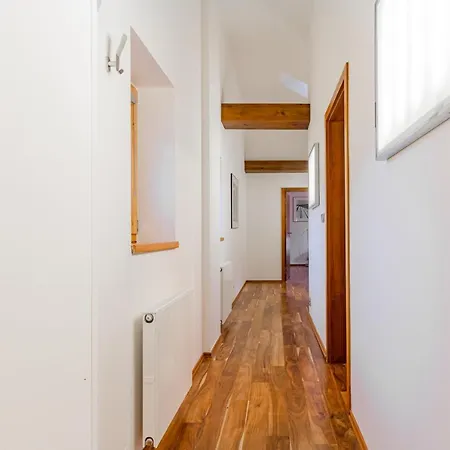 Days - Spacious 117m2 Attic Retreat W Ac - Near Old Town Sq Apartment