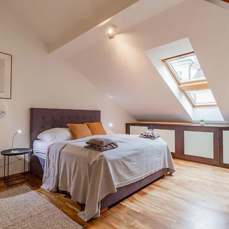 Days - Spacious 117m2 Attic Retreat W Ac - Near Old Town Sq *