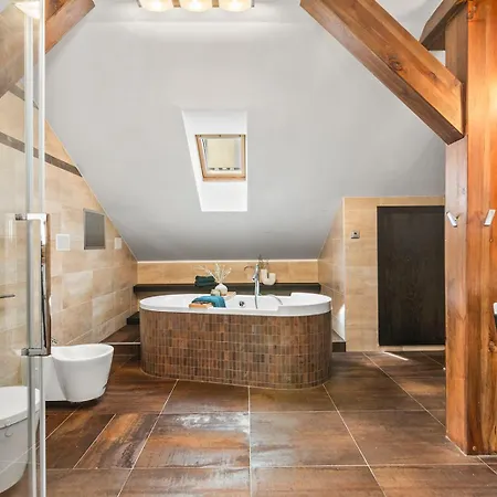 Days - Spacious 117m2 Attic Retreat W Ac - Near Old Town Sq