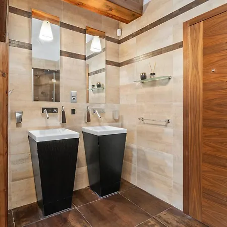 Days - Spacious 117m2 Attic Retreat W Ac - Near Old Town Sq Apartment *