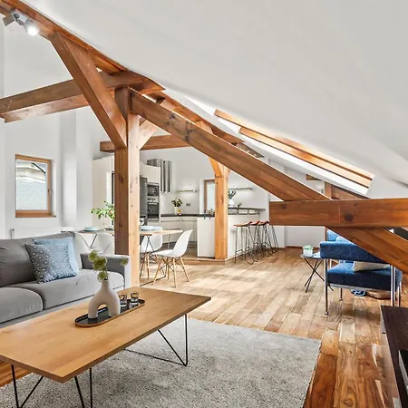 Days - Spacious 117m2 Attic Retreat W Ac - Near Old Town Sq *