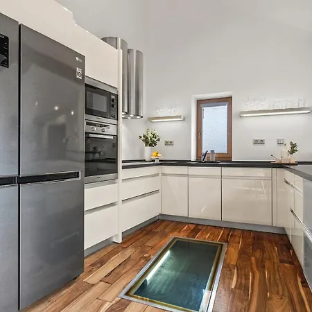 Days - Spacious 117m2 Attic Retreat W Ac - Near Old Town Sq