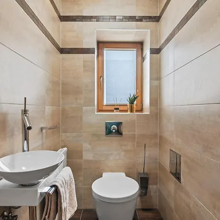 Days - Spacious 117m2 Attic Retreat W Ac - Near Old Town Sq *
