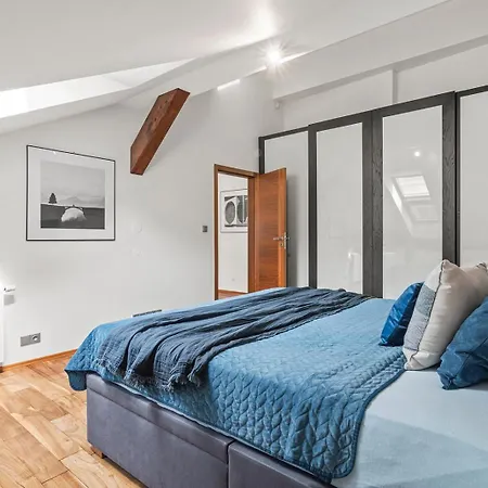 Days - Spacious 117m2 Attic Retreat W Ac - Near Old Town Sq Apartment
