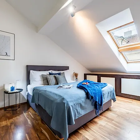 Days - Sattic With Ac Next To Old Town Square Appartement