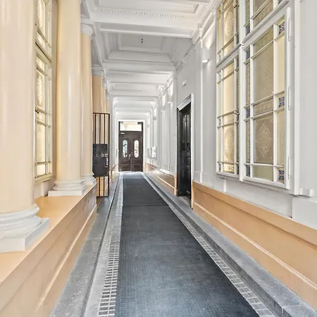Days - Spacious 117m2 Attic Retreat W Ac - Near Old Town Sq شقة