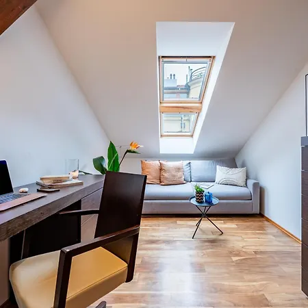 Days - Sattic With Ac Next To Old Town Square Appartamento